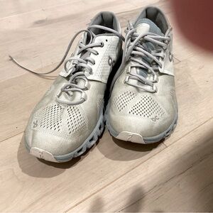 On Cloud running shoes women’s size 9